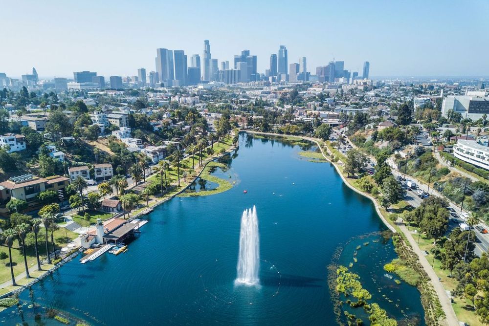 Echo Park Lake dengan latar Downtown LA