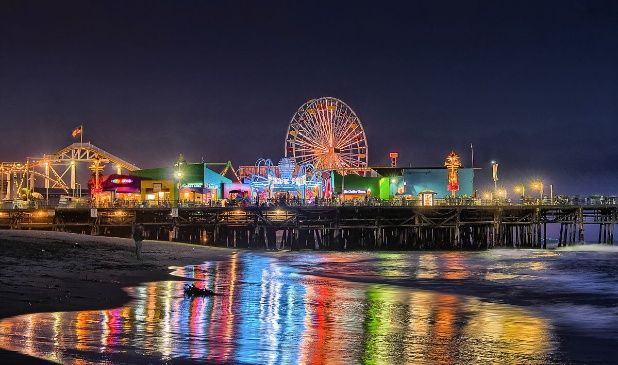 Santa Monica Pier pada malam hari